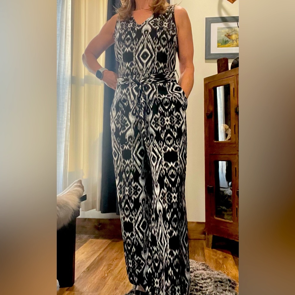 Bold Element Wide leg black and white jumpsuit with pockets and matching belt.